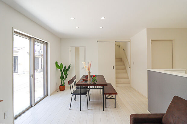 【【施工例：リビング】】弊社は毎日新物件の情報を入荷しており、水面下物件も多数！いつ来ても新情報が沢山！住宅ローンのご相談や売却のご相談などご質問にお答え致します。理想のお家探しを全力でお手伝いします！