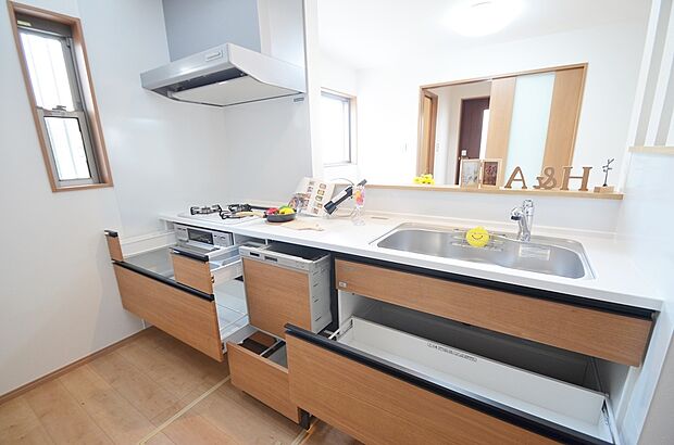 【【施工例：キッチン収納】】よく使うもの程、取出しやすいアシストポケットなど収納たっぷりなので調理器具や調味料も出し入れしやすくキッチンに立つ時間がもっと楽しい時間に変わります♪