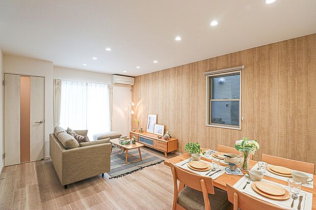 【【ドリームタウンシリーズ施工例:リビング】】リビングを必ず通るよう階段を配置。家族が顔を合わせる機会が自然と増える、ふれあいを重視した設計です。