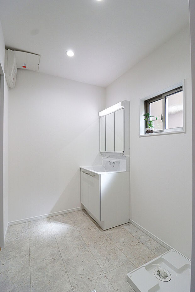 【【ドリームタウンシリーズ施工例:洗面】】使い勝手の良い鏡裏収納付3面鏡型の独立洗面化粧台!ご家族そろって身支度可能なゆとりの洗面スペースで、朝の身支度もスムーズに♪