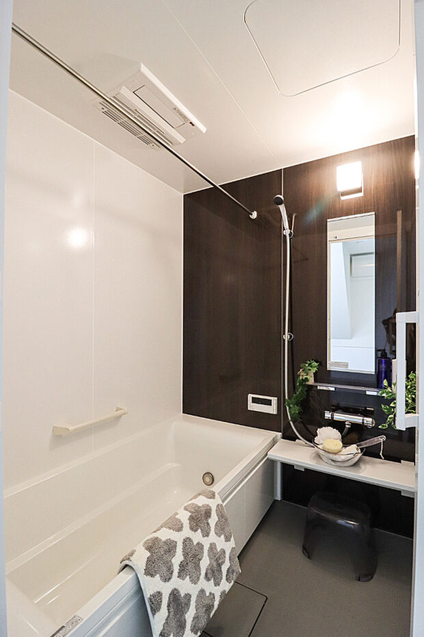 【【ドリームタウンシリーズ施工例:浴室】】浴室換気乾燥暖房機付きで、ジメジメした季節や雨の日には、浴室内干しも可能!