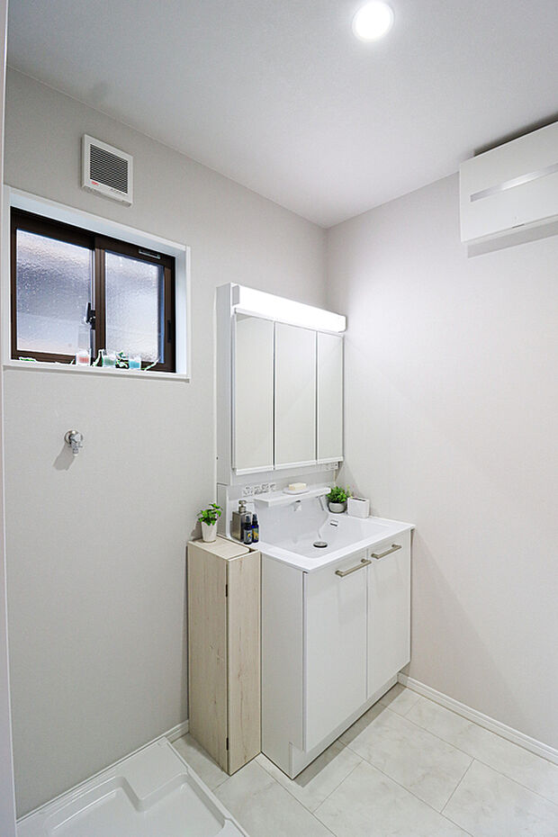 【【ドリームタウンシリーズ施工例:洗面化粧台】】お気に入りの洗顔&歯磨きアイテムで毎日を楽しく清潔に!