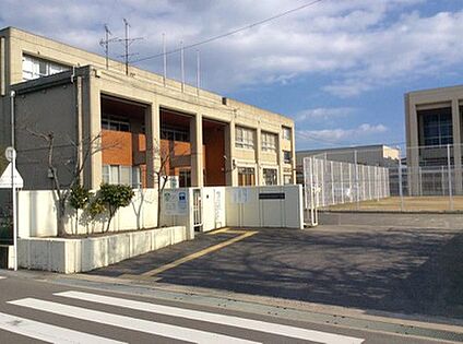 西ノ岡中学校 約953ｍ