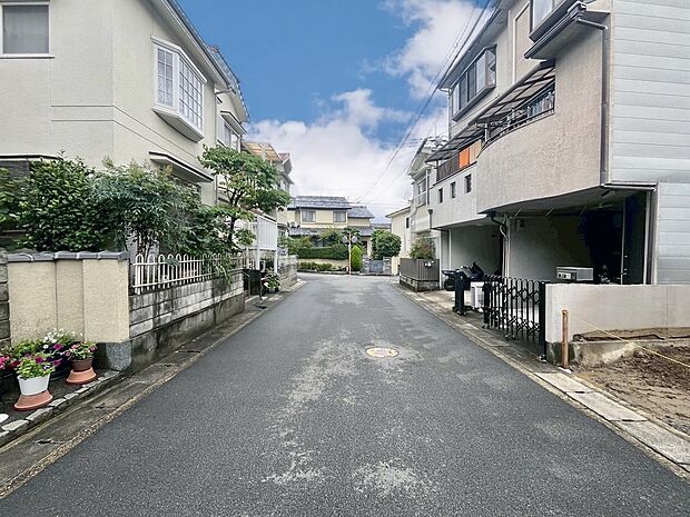【現地前道写真】前道は車通り少なく、お子様が玄関から急に飛び出した際や、お家の前でお友達と遊んだりする際にも安心です。写真撮影R8.6