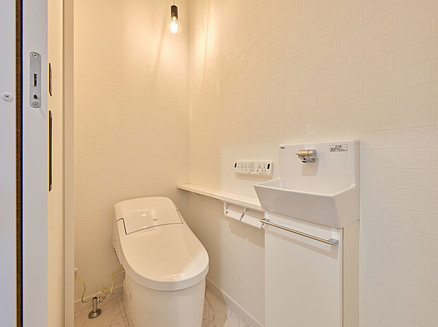 【【27号地】トイレ】タンクレス・温水洗浄便座・手洗いカウンター