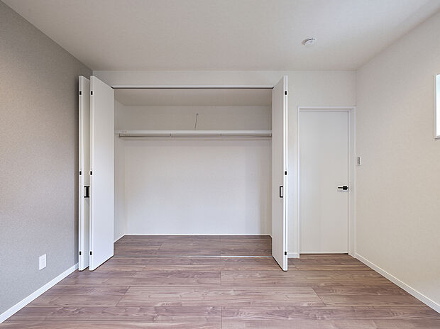 【【27号地】主寝室】ゆとりの空間7.0帖・天井高2500・クローゼット(固定棚・ハンガーパイプ)・フローリング