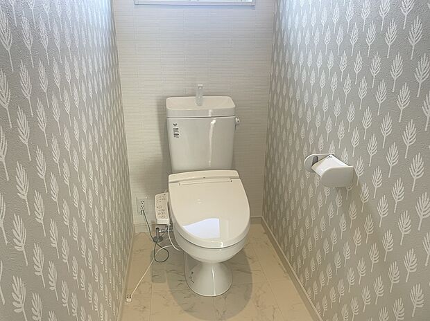 【2Fトイレ】2Fのトイレも広くなっております。また、ワンポイントのクロスが魅力的です。