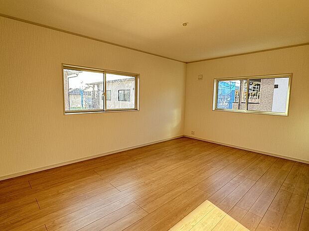 【2F洋室】2階の各洋室は2面に窓がついているため、明るく風通しの良い洋室。2Fに4部屋あります。