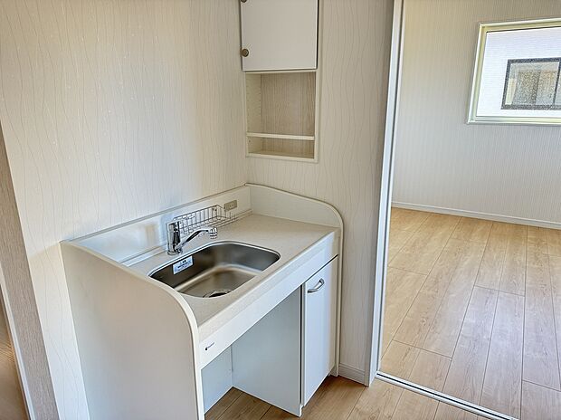 【2階洗面台・洗面所】２階トイレ前に小さい洗面台があります。みんなが外出する準備を行なう朝の時間帯や夜中など2階にあるとなにかと便利です。