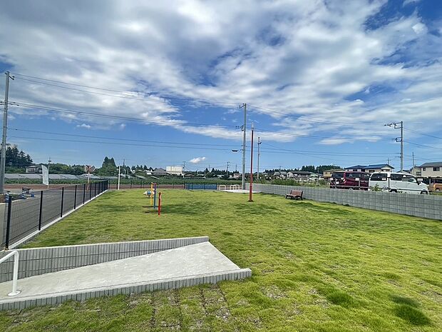 【分譲地内公園】分譲地内には、お子様がのびのび遊べる公園あり