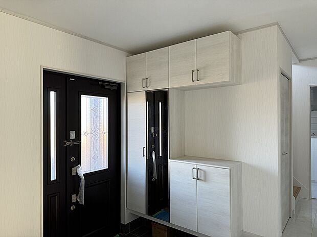 【玄関】広々とした親子扉の玄関。また大容量のシューズボックス付き