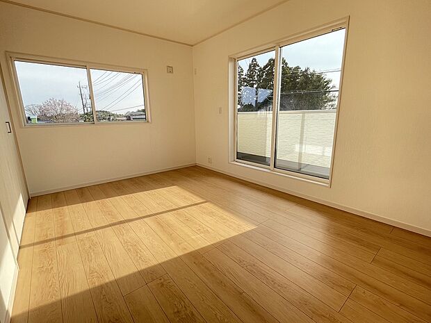 【バルコニー付2F洋室】2階の1部屋にはバルコニーがあります。バルコニーは軒先が深いので多少の雨であれば、洗濯物も大丈夫です。