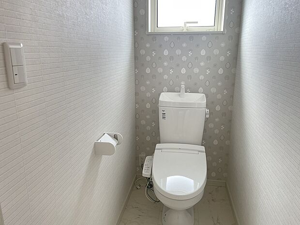 【2Fトイレ】2Fのトイレも広くなっております。また、ワンポイントのクロスが魅力的です。