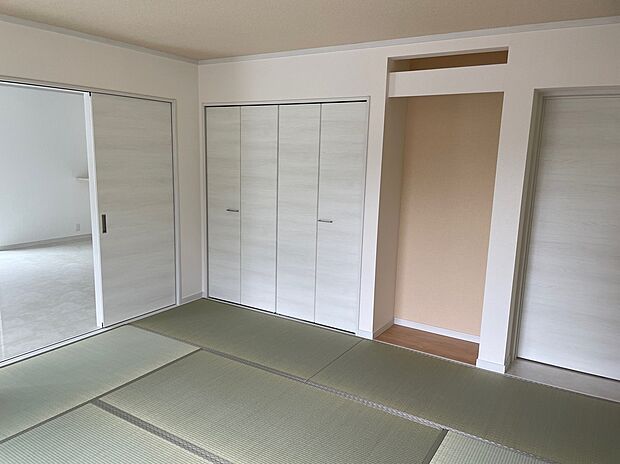 【和室】10.2帖の和室になります。お客様が決まってから畳を入れます。和室には幅が約2ｍの押入れと床の間があります。