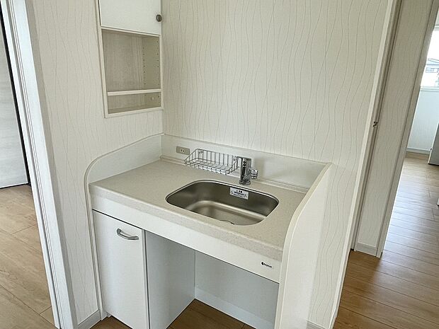 【2F洗面】2階トイレ前に小さい洗面台があります。みんなが外出する準備を行なう朝の時間帯や夜中など2階にあるとなにかと便利です。