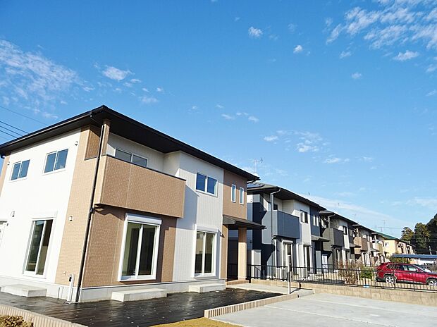 【分譲地街並み】八街市立川上小学校徒歩2分、市街地から少し離れた静かな住宅街です。駐車場は3台、増設も可能です。