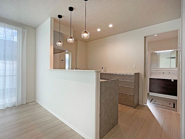 【コンパクトな水まわり動線】キッチン背面には洗面脱衣室が隣接しており、家事がスムーズに行えます。(2025年4月撮影)