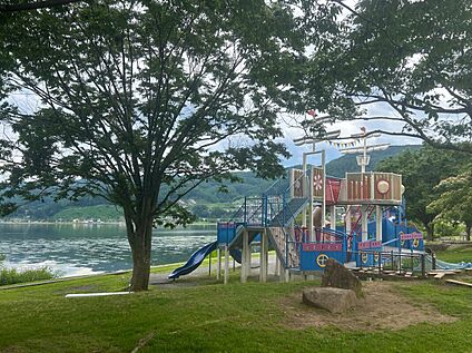 岡谷湖畔公園 約870～910m(徒歩11～12分)