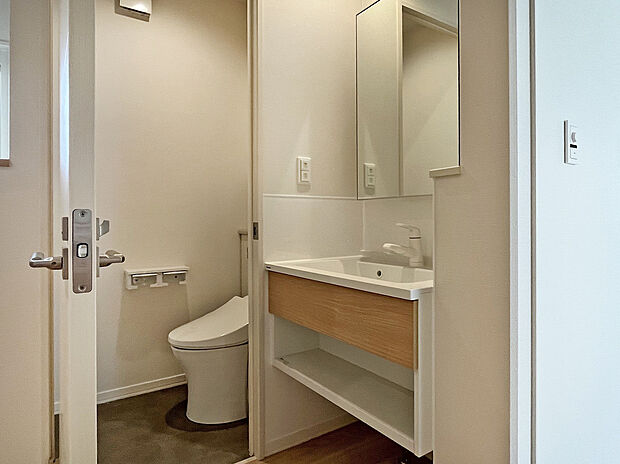 【2階トイレ洗面】トイレと洗面は2階にも設置
（2026年7月撮影）