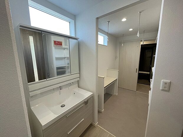 洗面室とランドリースペースは合わせて約4畳の広さを確保。ゆったりとした動線で家事がしやすく、室内干しにも対応できる快適な空間です。