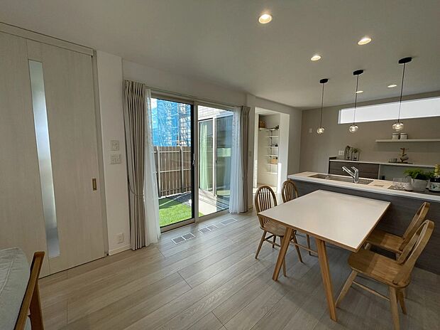 中庭はダイニングから見守れる安心の配置。食事をしながらお子様の様子を確認でき、家族のつながりを感じられる心地よい空間です。