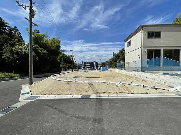 車の出入りもスムーズで安心。分譲地へのアクセスもしやすく、来客時も便利な立地です。