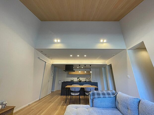 傾斜天井でリビングソファに座った際の開放感を演出。くつろぎのリビング。