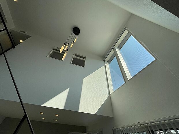 【その他】吹き抜けの窓からたっぷりと光が差し込み、家全体が明るく開放的な雰囲気に。自然光が心地よく降り注ぎ、家族の時間をより快適に演出します。