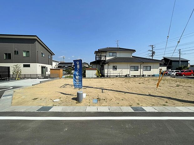 【分譲地】前面道路が広く、アクセスや車の出入りもスムーズな土地