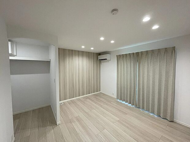 【居室】大容量のウォークインクローゼットを備え、お部屋をすっきり整理整頓。衣類や季節物もまとめて収納でき、生活空間を広く快適に使えます。