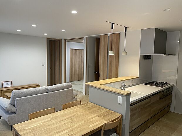 【同仕様写真(リビング）】西福原3期１号地LDK
広々空間に和室をプラス！
テレビを見ながらの料理や家族との会話をしやすい間取りとなっております。
室内（2023年9月）撮影