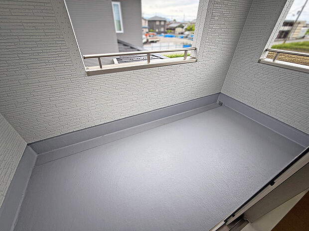 【バルコニー（3号棟）】外出時に急な雨でも洗濯物を守ってくれるインナーバルコニー！