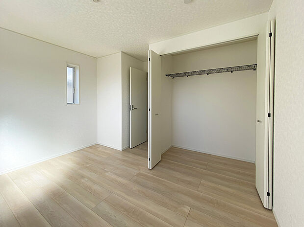 【4LDK】各居室に窓を設けることで自然光を取り入れやすく、日中も明るく心地よい住空間を確保しています。通風にも配慮されており、快適な室内環境を保ちやすい設計です。