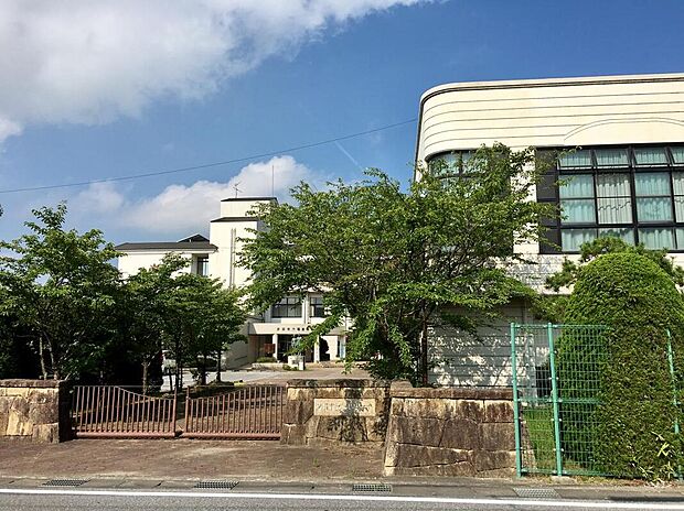 彦根市立稲枝中学校（約2,100m）