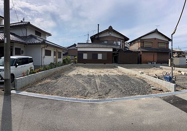 【1号棟建設予定地 現地写真】現在着工済み。駐車スペースには車が2台駐車可能(車種による)です。整形地になっており、住宅が建設されても余裕のある敷地の広さです。