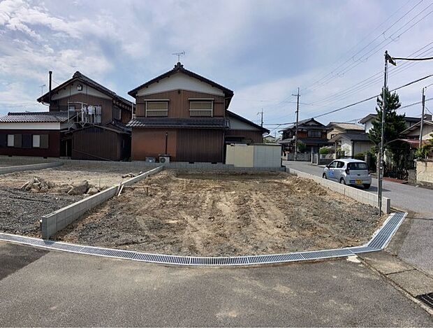 【3号棟建設予定地 現地写真】現在着工済み。3号棟は開放的な角地に立地しています。南東側が住宅の正面になるので日当たりや通風も良く、季節を問わず年中快適に生活できます。