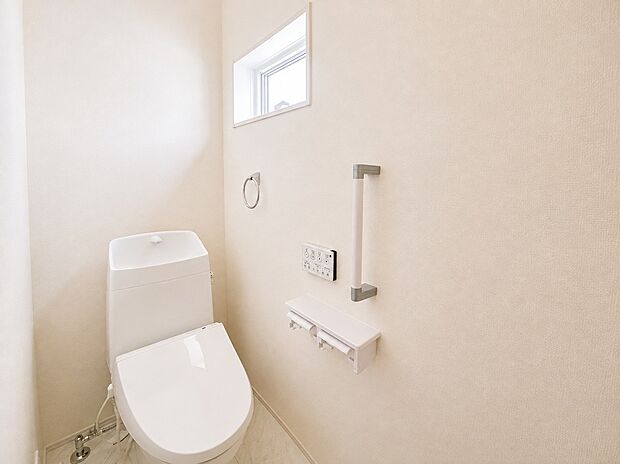 【トイレ ※同社施工例※】各階にトイレを設置した快適な住まい。朝の忙しい時間帯でも家族が使いやすく、来客時にも便利です。夜間の移動負担も軽減でき、2階建て住宅ならではの暮らしやすさを高める嬉しい設備です。