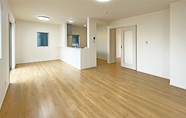 【リビング ※同社施工例※】シンプルなリビングは、観葉植物等のインテリアを楽しめます。好みに合わせて、家具次第で雰囲気を変えることができます。