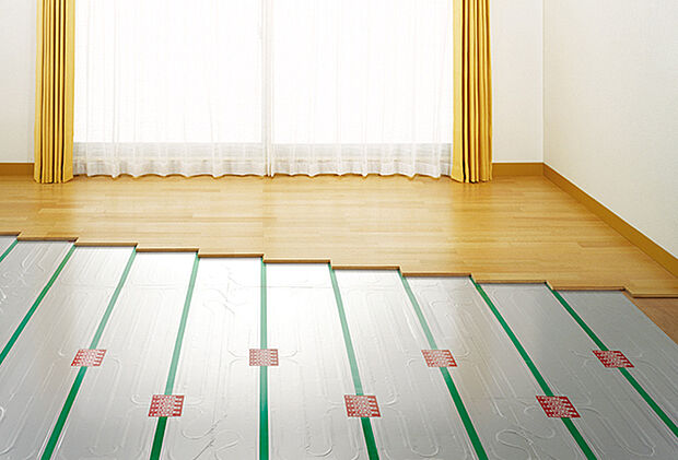 【TES温水式床暖房システム】「ふく射熱」で足下から室内全体を均一に暖める床暖房システム。風が出ないので、部屋の乾燥やホコリを舞いあげる心配もなくクリーンな暖房です。