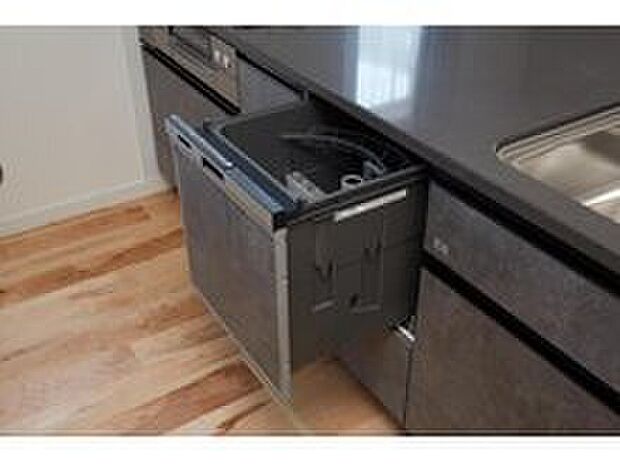 【ビルトイン食器洗い乾燥機】シンクの下に収納するビルトイン食器洗浄乾燥機。キッチンをすっきりさせることができるうえに、家事の時短になり便利。節水タイプなので経済的。運転音が気にならない低騒音設計です。