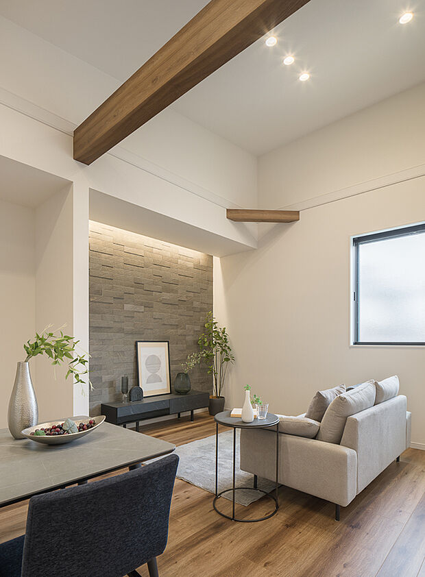 【4号地・LDK】
約20帖のLDKは勾配天井を採用。より一層広く感じられ、開放感たっぷり。ご家族そろって、ゆったりと過ごしていただける住空間です。