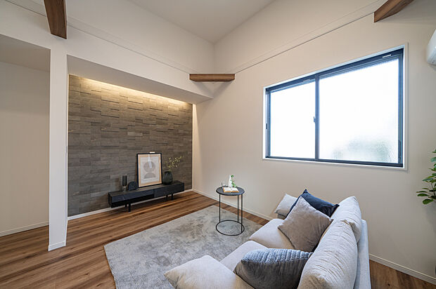 【4号地・LDK】
リビングとダイニングは家具のレイアウト次第で緩やかに空間を仕切ることが可能です。LDKを2階に配置することで、通行人からの視線を気にせず過ごすことができます。