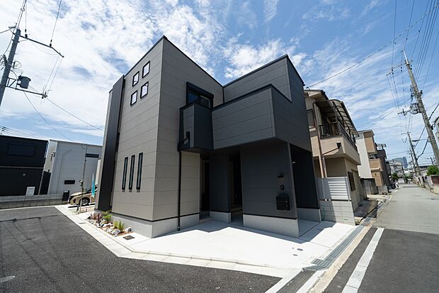 【本分譲地に建築可能な建物プラン例】
ダークカラーをメインとした洗練された外観。駐車スペースは、直射日光や雨が当たりにくいガレージです。《分譲地外:建物面積94.77m2、建物価格1999万円》