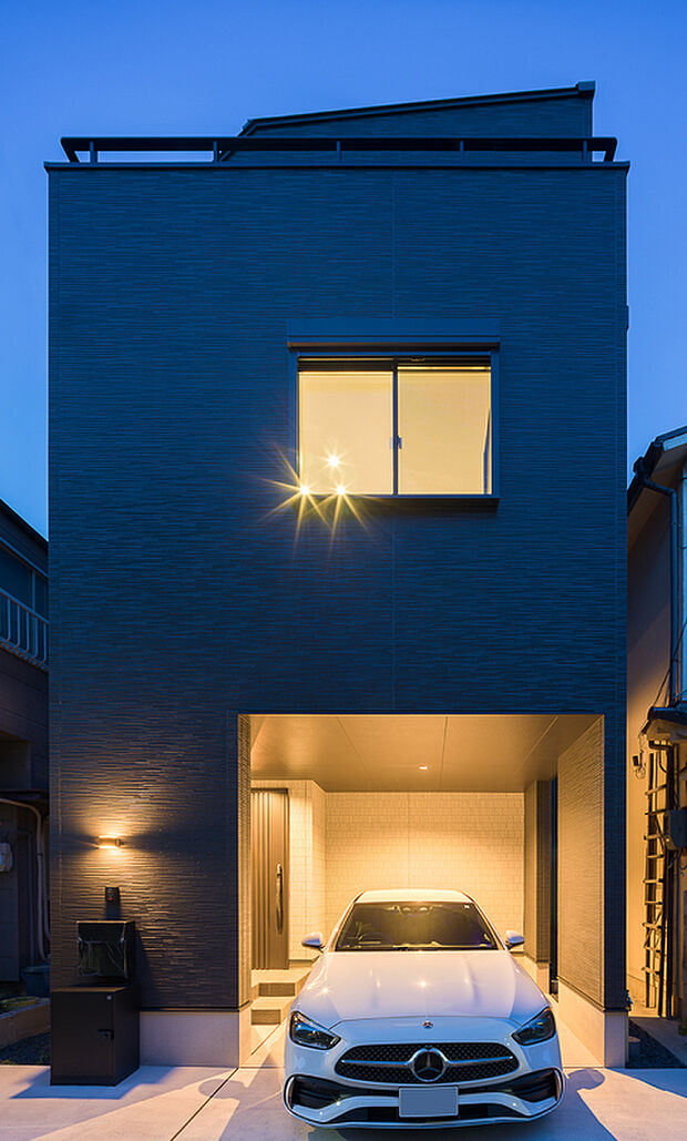 【外観写真】
ブラックを基調としたスタイリッシュな佇まい。快適な暮らしが叶う間取り設計に、機能的な設備仕様を搭載した3階建「3LDK」のコンセプトハウスが誕生◎