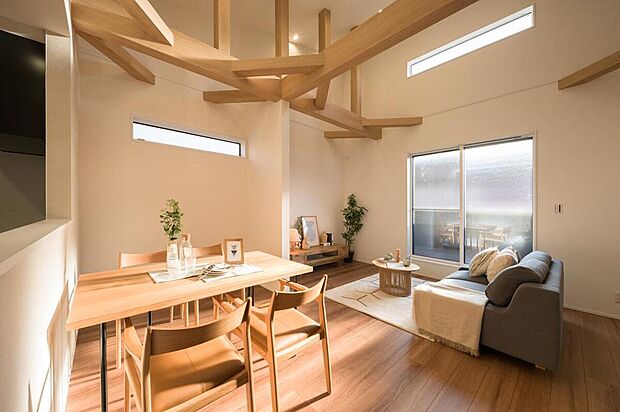 【LDK/1号地コンセプトハウス】
2階LDKは3面採光。天井の高さを活かし、様々な高さに窓を設け、より陽光が差し込みやすい空間に仕上げました。明るいリビングで団らんのひと時をお過ごしいただけます。