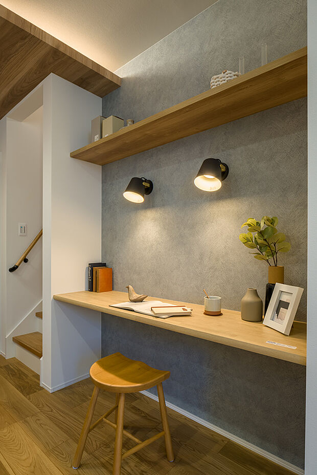 【LDK/約14.6帖】
LDKの一角にカウンターを設け、家族が集う空間に小さな自分時間をプラスできます。家事やテレワーク、勉強スペースなど、ご家族それぞれのライフスタイルを想定した設計です。