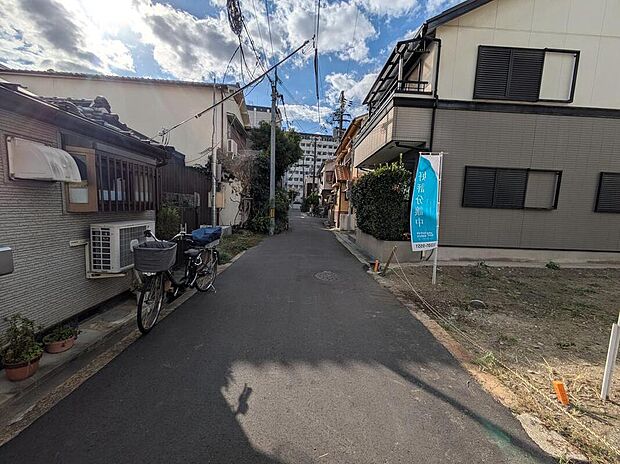 【前面道路含む現地写真】
小学校まで徒歩10分、中学校まで徒歩3分とお子さまの通学負担の少ない距離です。幼稚園や保育園、スーパー、病院、公園も徒歩5分圏内にそろい、子育て世帯にもおすすめの住環境です。