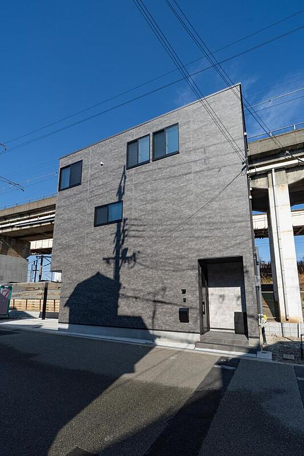 【本分譲地に建築可能な建物プラン例】
凹凸を抑えたシンプルなシルエット。通り側の窓を少なくし、プライバシーを確保しつつ都会的なデザインに仕上げました。《分譲地外:建物面積85.23m2》