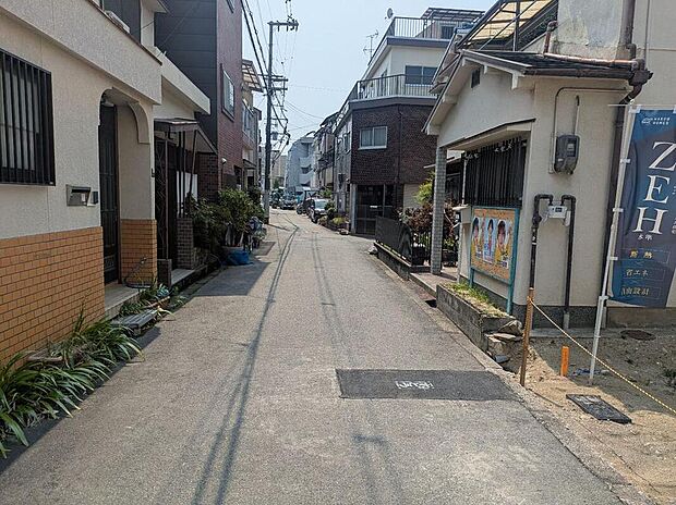 【前面道路含む現地写真】
スーパー・ドラッグストアが徒歩4分圏内！教育施設も近隣に揃い、共働きの子育て世帯にも暮らしやすいロケーションです。