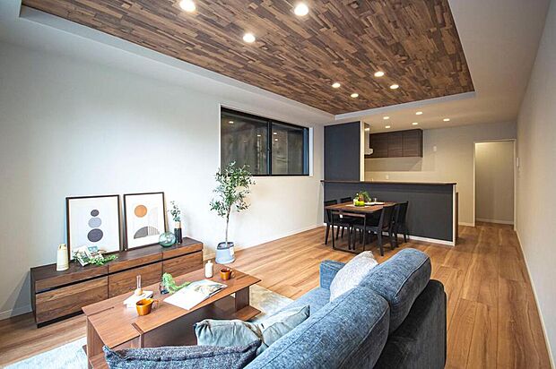 【本分譲地に建築可能な建物プラン例】
18帖のゆとりあるリビング空間。リビングとダイニング部分には折りあげ天井を採用し、空間に広がりを創出。《分譲地外:建物面積105.30m2、建物価格1891万円》